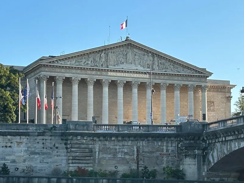 Die Säulenfassade der Assemblee Nationale, gesehen von der Seine