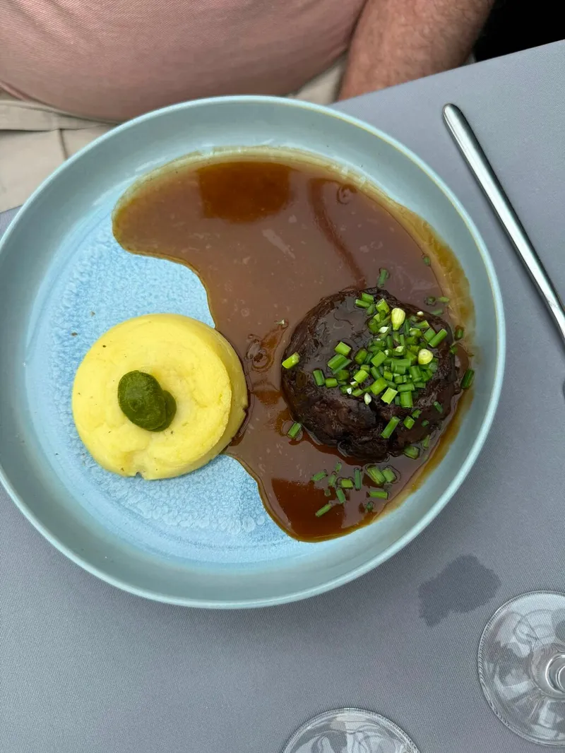Ein angerichteter Hauptgang auf einer Lunch-Cruise von Bateaux Parisiens