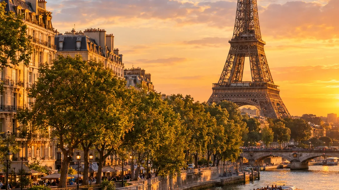 Ein baumgesäumter Seine-Kai mit Cafés bei Sonnenuntergang, dahinter ragt der Eiffelturm auf